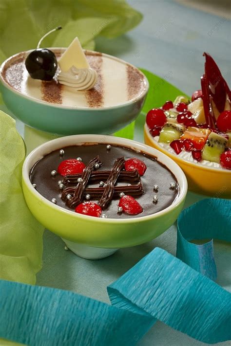 Buffet mit verschiedenen Desserts: Kuchenstücke, Gläser, Schüsseln