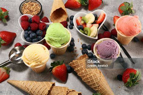 Buffet mit verschiedenen Desserts und Eiskugeln