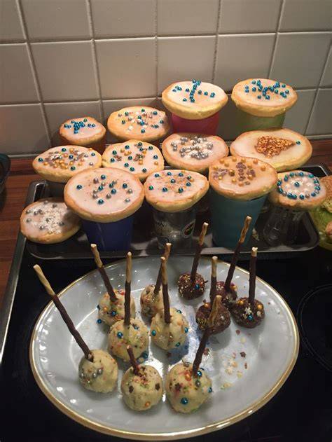 Buffet mit verschiedenen Halloween-Desserts, darunter Gehirn-Pudding und Cake Pops