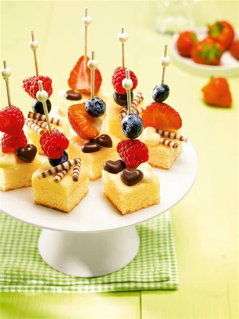 Buffet mit verschiedenen Mini-Kuchen, Käsekuchen-Häppchen und Fingerfood