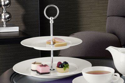 Buffet mit verschiedenen Servierschalen und Etageren