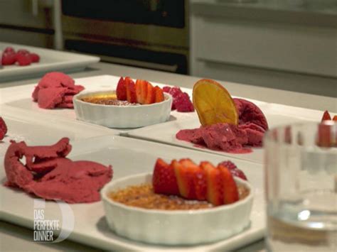 Buffet-Setup: Gläserdesserts mit braunem Zucker, Crumble-Schälchen, Beerenmix