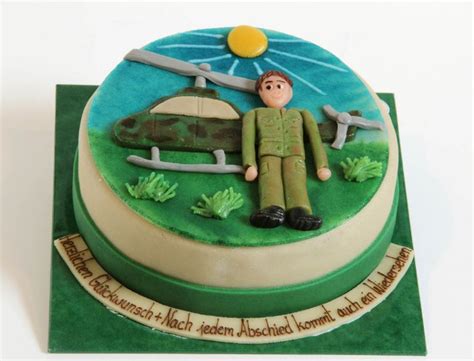 Bundeswehr-Torte mit Soldat und Hubschrauber auf grünem Fondant-Hintergrund