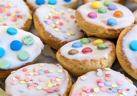Bunt verzierte Amerikaner: Mit Streuseln, Smarties und Co.