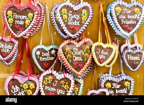 Bunt verzierte Lebkuchenherzen mit Sprüchen auf einem Oktoberfeststand