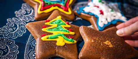 Bunt verzierte Pulsnitzer Pfefferkuchen in verschiedenen Formen und Größen