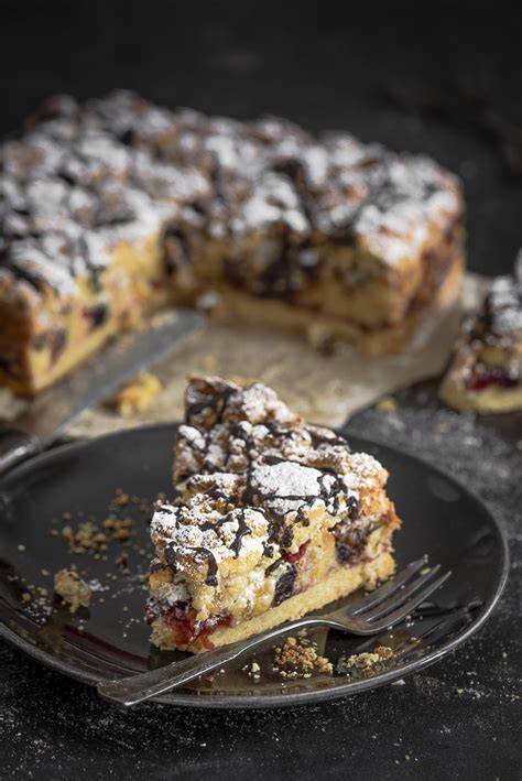 Bunt verzierter Plesniak Kuchen auf dem Festtagstisch