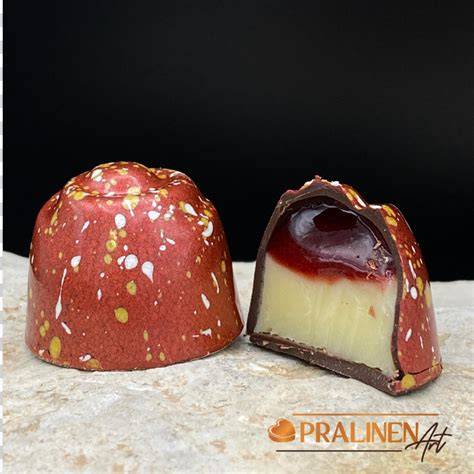 Bunte, handdekorierte Pralinen von Pralilinen