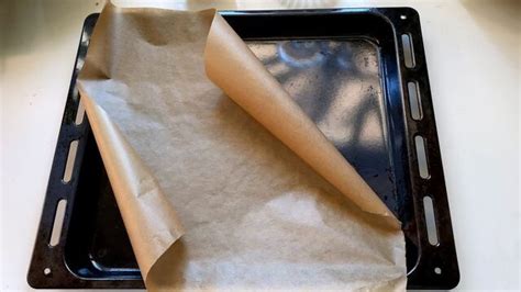Bunte Ausstecherplätzchen auf Backpapier