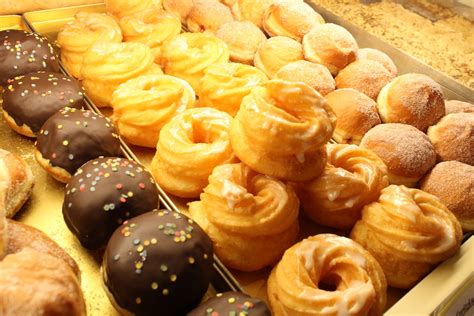 Bunte Auswahl an Kuchen und Gebäck mit Eigelb