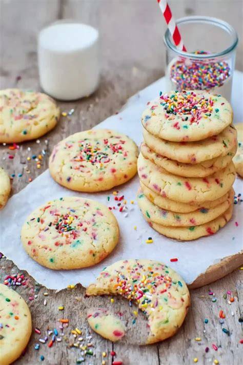 Bunte Auswahl an fruchtigen Cookies und Scones