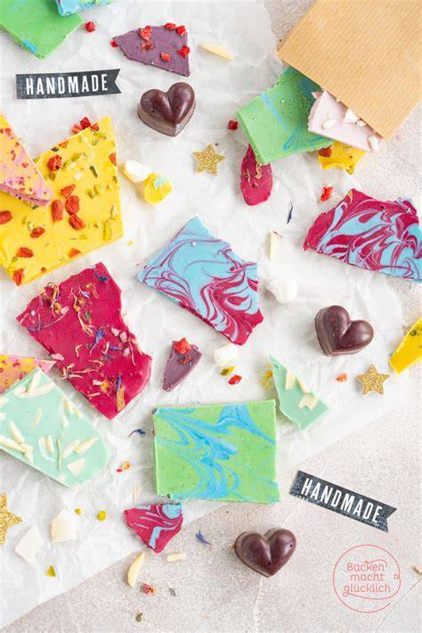 Bunte Auswahl an selbstgemachter laktosefreier Schokolade mit unterschiedlichen Toppings