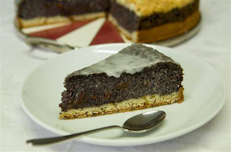 Bunte Auswahl traditioneller schlesischer Süßspeisen: Streuselkuchen, Mohnkuchen, Liegnitzer Bombe