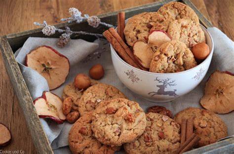 Bunte Auswahl verschiedener Cookies für Weihnachten