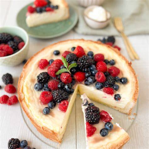 Bunte Beeren auf cremigem Schmandkuchen