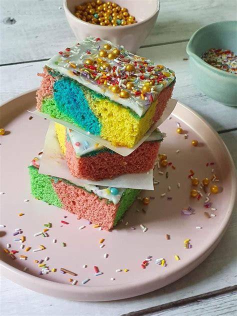Bunte Blechkuchen auf einem Tisch, verschiedene Toppings und Muster
