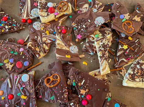 Bunte Bruchschokolade als Geschenkidee für Kinder