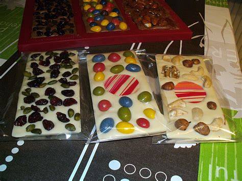Bunte Bruchschokolade in Geschenkbeuteln mit Tannenzweig