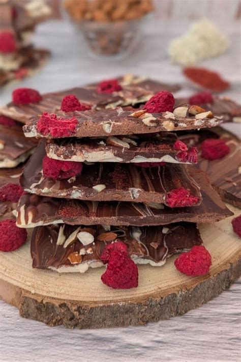 Bunte Bruchschokolade mit roten Farbtönen und Toppings