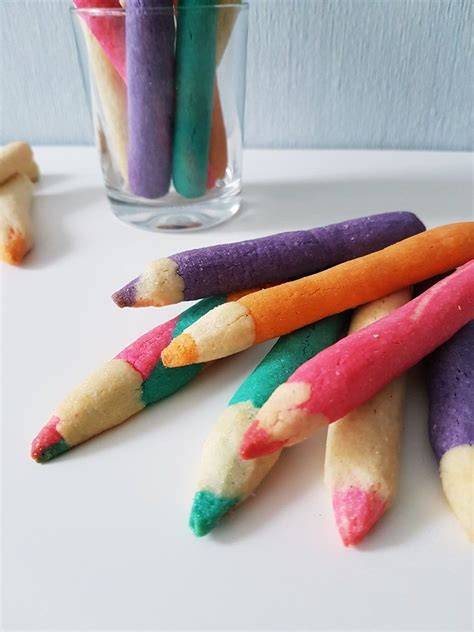Bunte Buntstift-Kekse und Dekorationsbeispiele