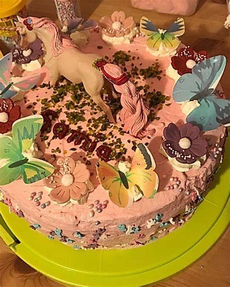 Bunte Buttercreme Mähne einer Einhorntorte