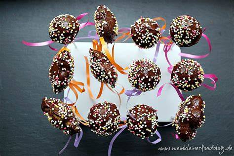Bunte Cake Pops mit Streuseln und Zuckerkugeln