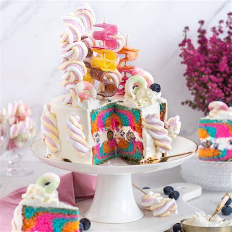 Bunte Candy Cake Torte mit Beeren und Süßigkeiten