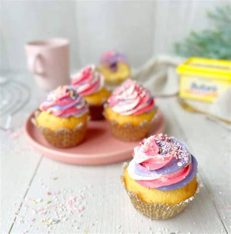 Bunte Cupcakes und Plätzchendekoration mit Fondant