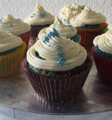 Bunte Cupcakes und kleine Motivtörtchen