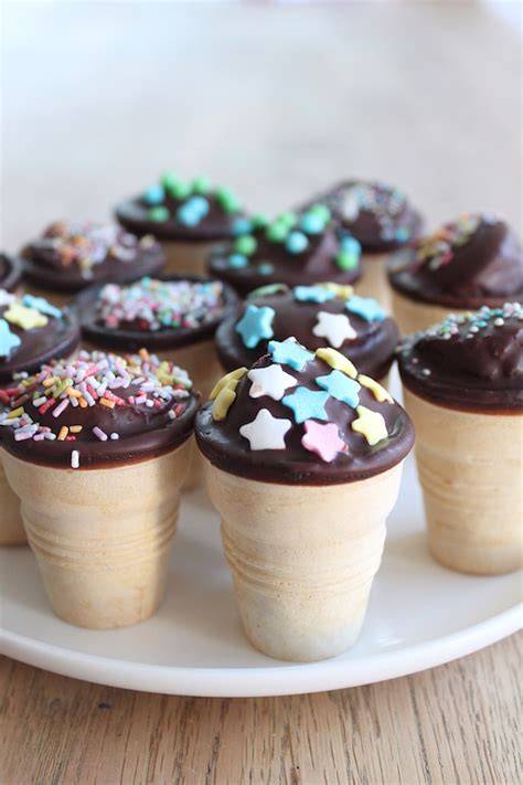 Bunte Dekoration mit Zuckerstreuseln auf Mini Waffelkuchen