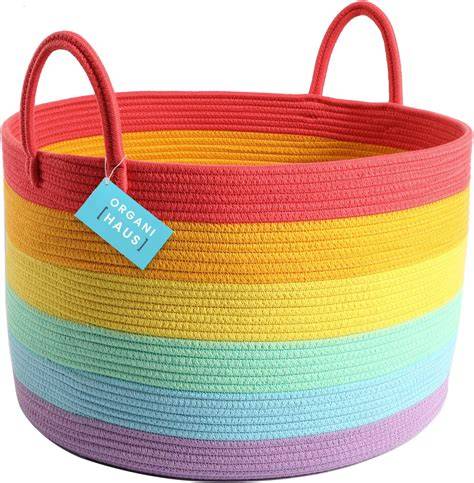 Bunte Dekoration von Kinderkeksen in einzelnen Schalen