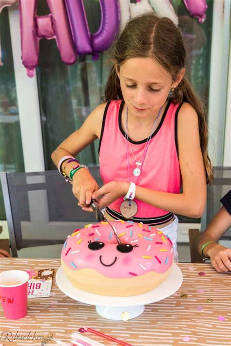 Bunte Donut-Party mit Donut Torte und kleinen Donuts