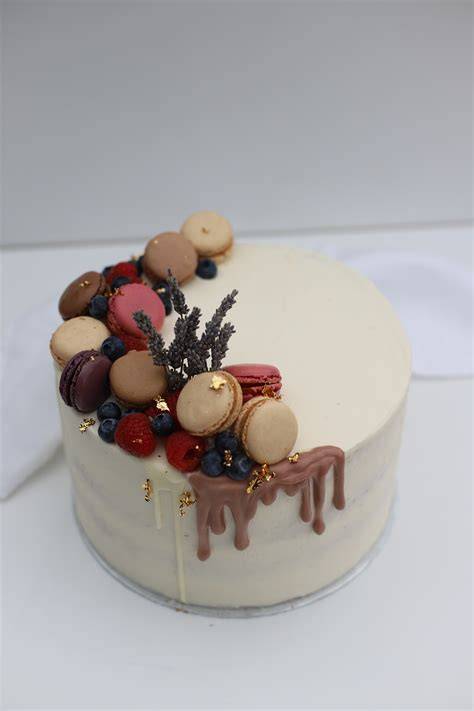 Bunte Drip Cake Deko mit Macarons, Beeren und Goldpuder