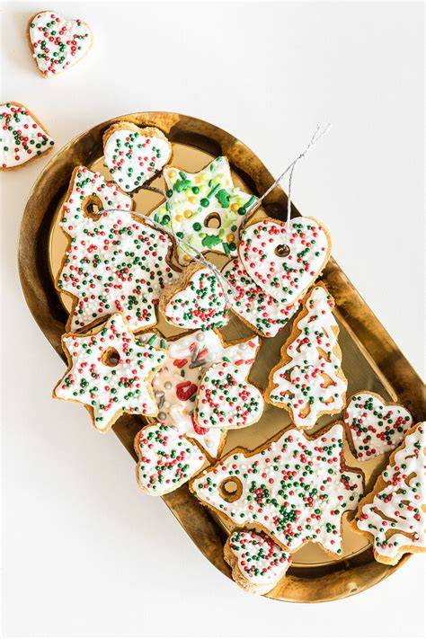 Bunte Eierlikörplätzchen aus der Pressform mit Glasur und Zuckerperlen