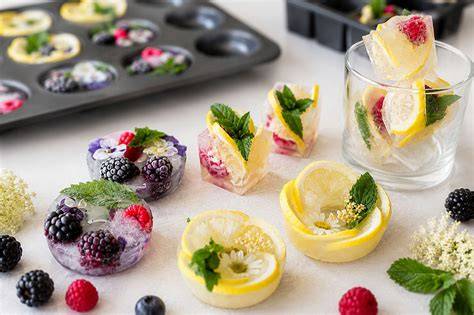 Bunte Eiswürfel mit Beeren und Minze