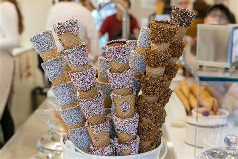 Bunte Eiswaffeln mit Schokorand und Streuseln