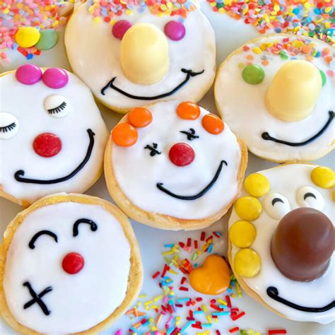 Bunte Faschings-Amerikaner und Cupcakes mit Zuckerdekor
