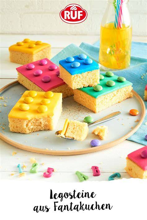 Bunte Fondant-Legosteine auf Kuchen