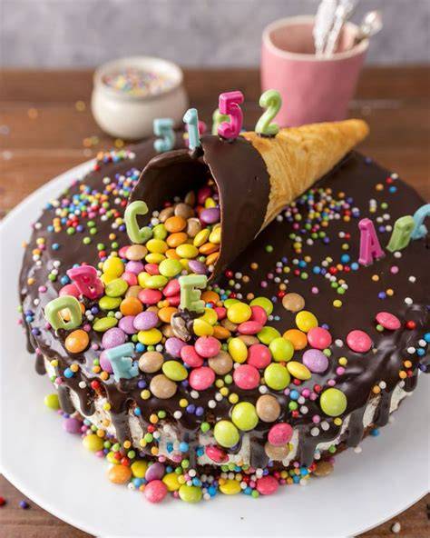 Bunte Fondant-Schultüte auf Torte