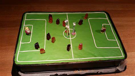Bunte Fußball-Geburtstagstorte mit Spielfeld-Dekor