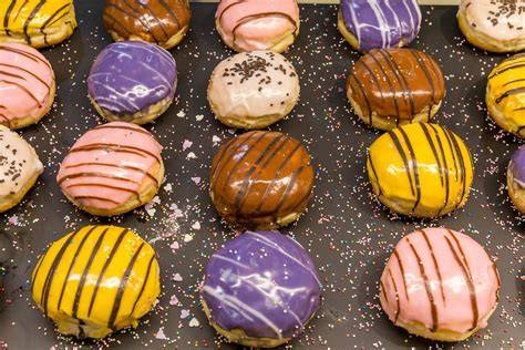 Bunte Glasur mit Lebensmittelfarbe und Streuseln