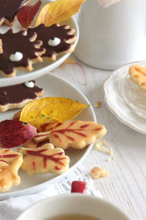 Bunte Herbstkekse in Blatt- und Eichelformen, Royal Icing-Deko