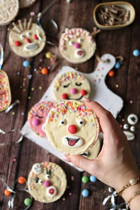 Bunte Keks-Gesichter mit Streuseln, Schokolade und Zuckerschrift