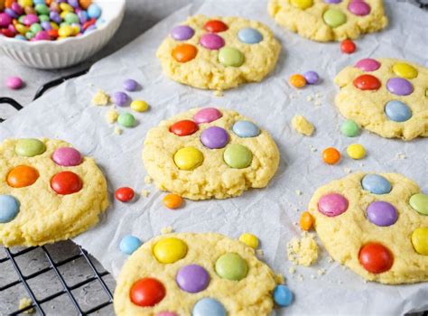 Bunte Kekse mit Zuckerdekor für Kinder