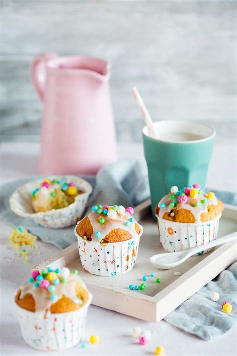 Bunte Konfetti-Muffins auf einem Kindergeburtstagsbuffet