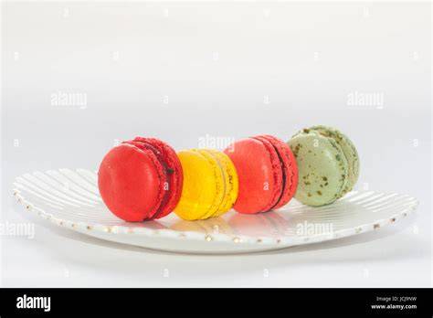 Bunte Macarons auf einem Teller