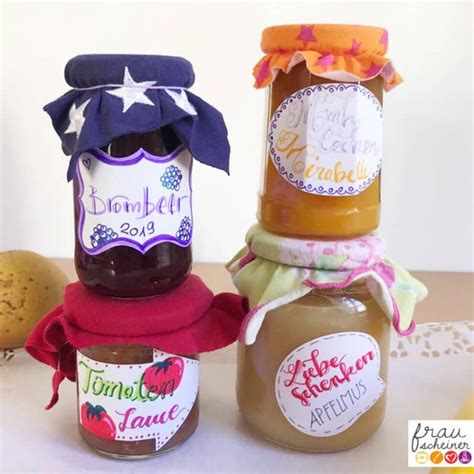 Bunte Marmeladengläser mit Etiketten