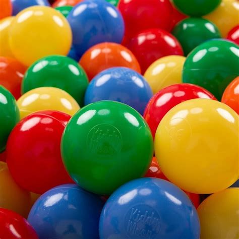 Bunte Marzipankugeln in Gelb, Rot, Grün, Blau und Schwarz