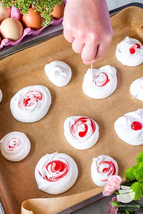Bunte Meringues mit Fruchtswirl