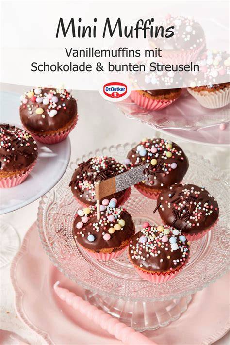Bunte Mini-Eiswaffelbecherküchlein mit Streuseln und Schokolade